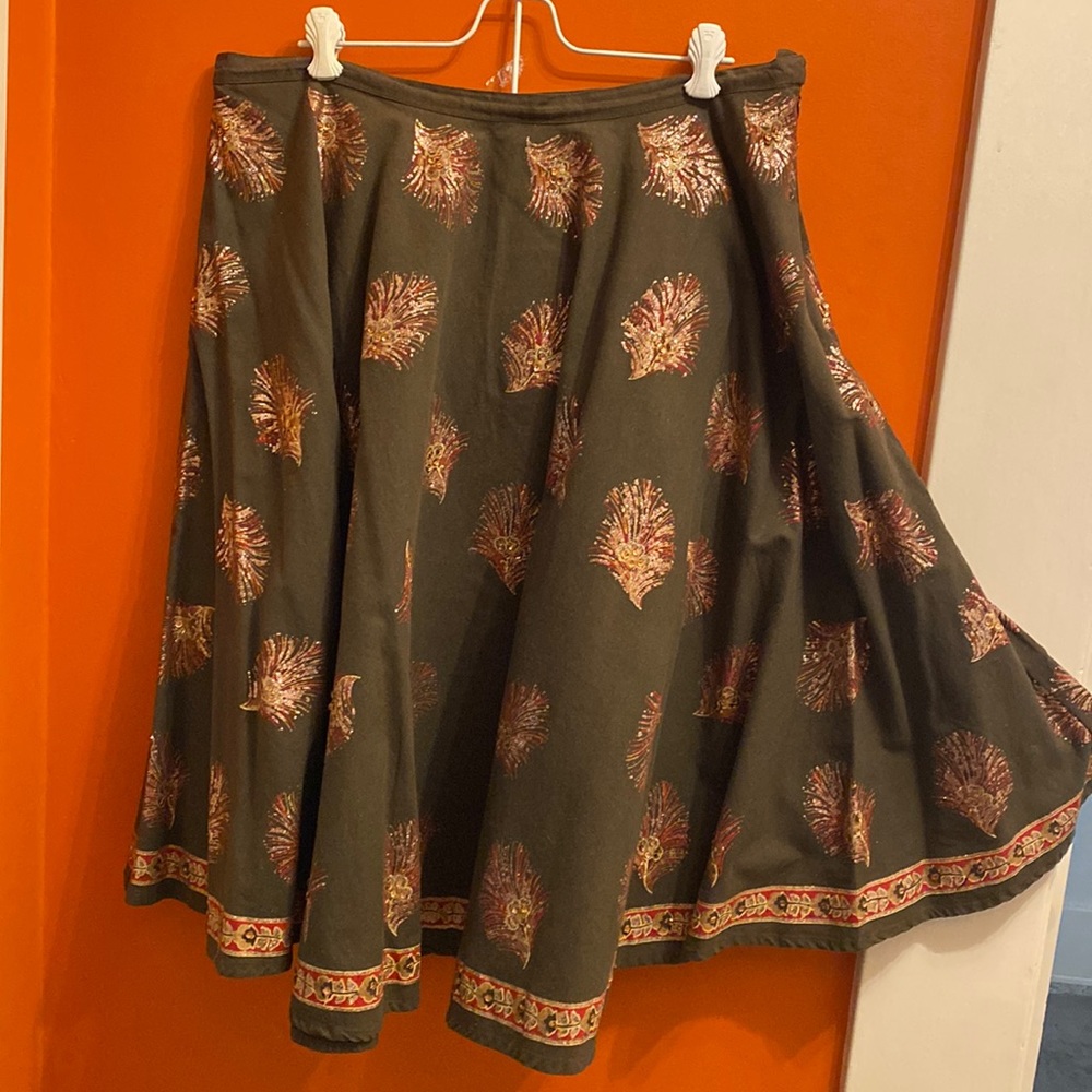 DIMRI Vintage-Styled brown circle skirt with glitter and sequined feathers - XL